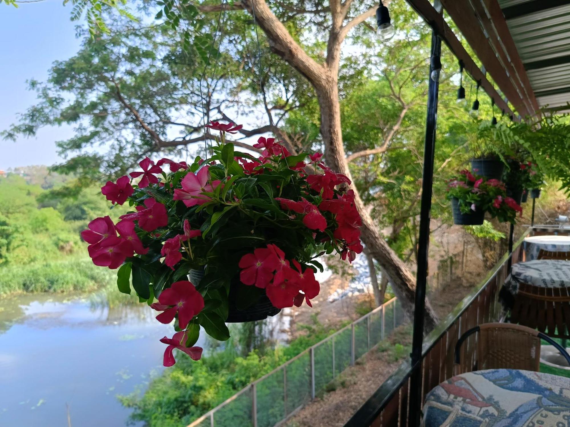Bussaracum Resort Kanchanaburi Extérieur photo
