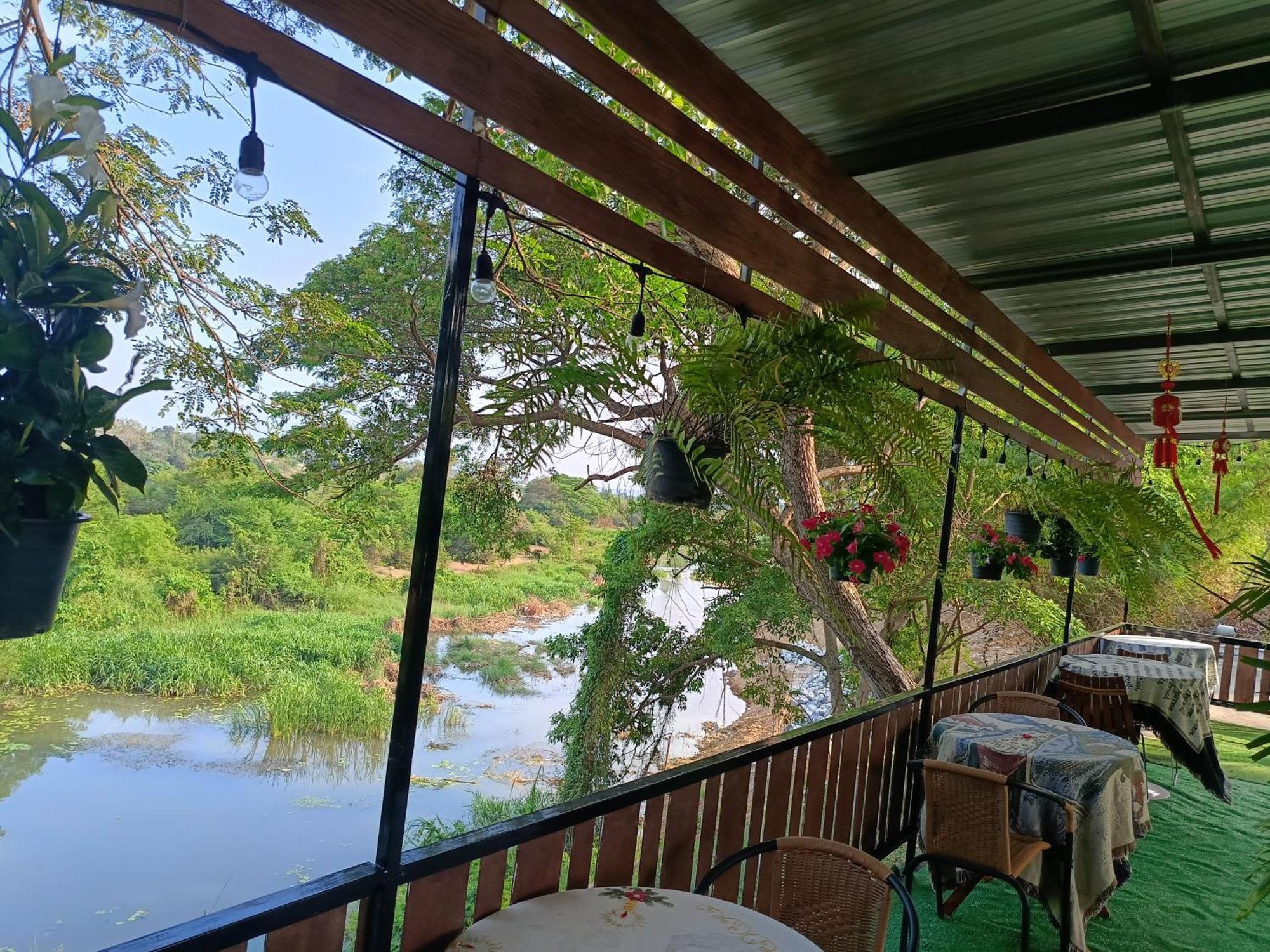 Bussaracum Resort Kanchanaburi Extérieur photo