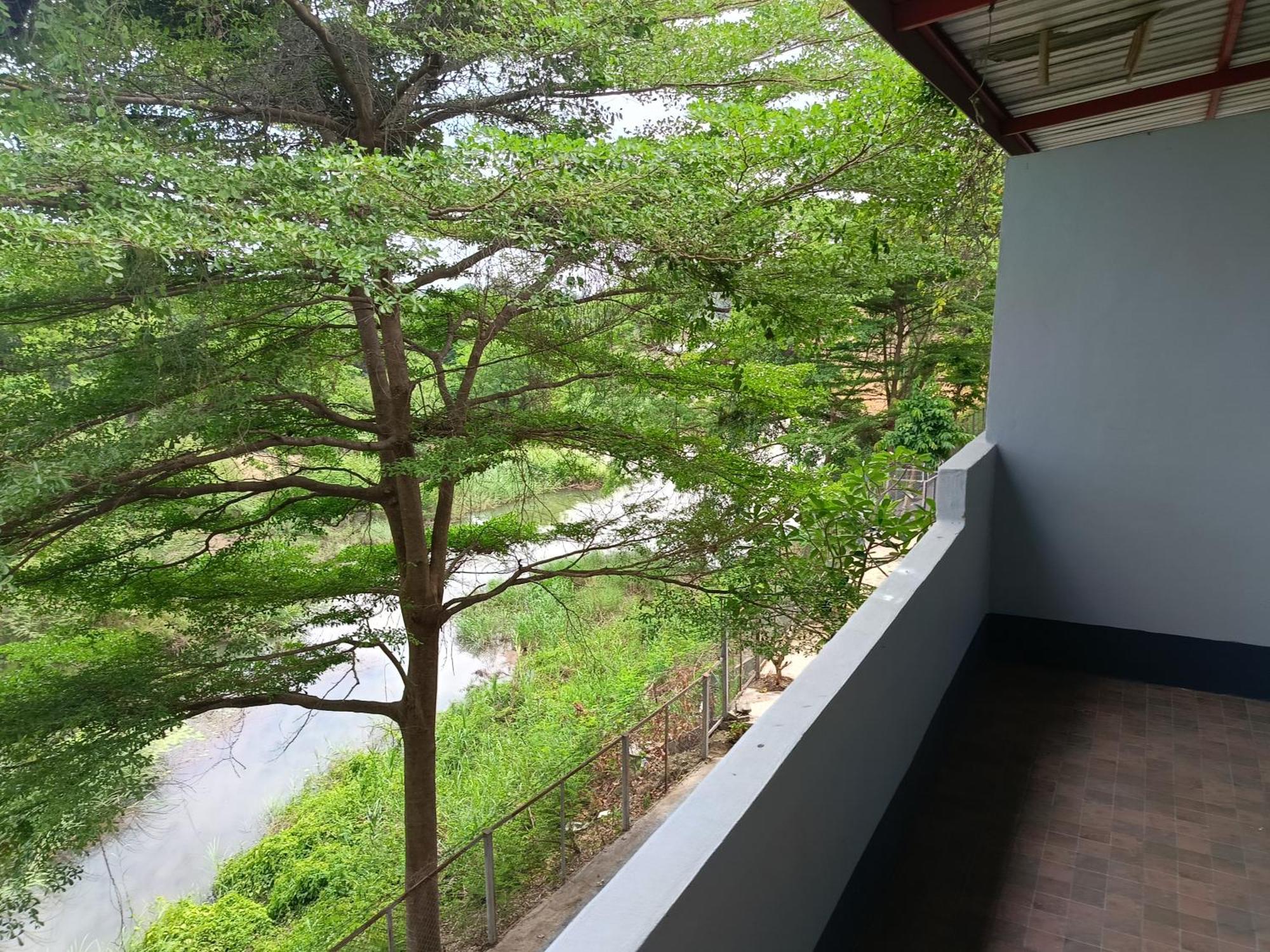 Bussaracum Resort Kanchanaburi Extérieur photo
